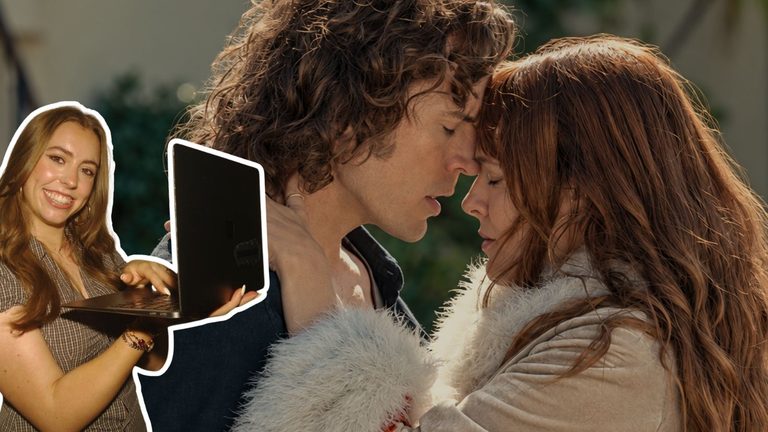 Man en vrouw geven elkaar een kus.