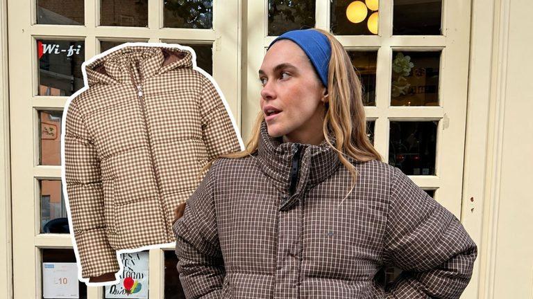 Meisje in een geruite pufferjas en de jas van Zeeman.