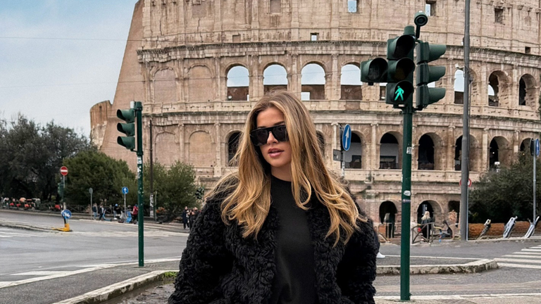Jade Anna poseert voor het Colosseum.