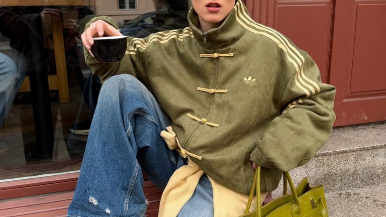 Meisje in een jas van Adidas.