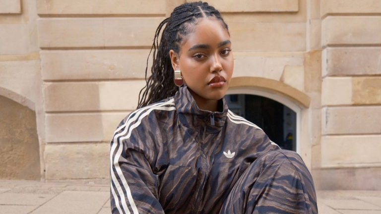 Een influencer draagt een item van de Adidas x ASOS- collectie