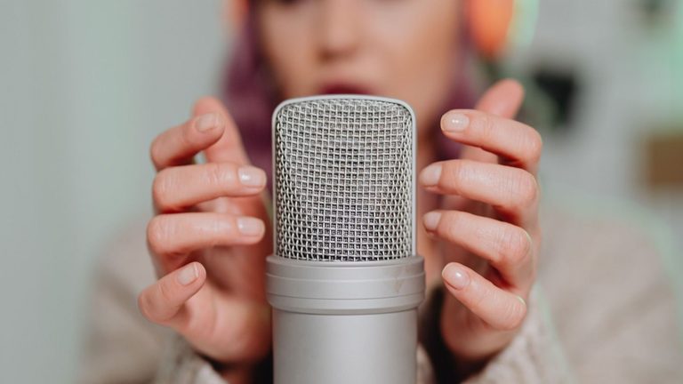 Vrouw maakt een podcast.