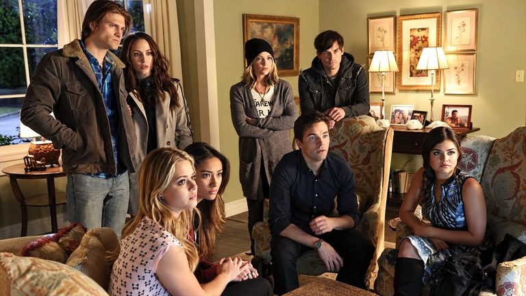 Meerdere koppels uit Pretty Little Liars.