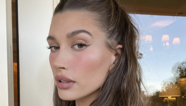 Dit is h&eacute;t geheim van Hailey Bieber haar stralende huid!