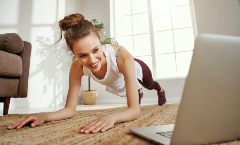 Met deze 5 trucjes krijg je motivatie voor een fleek home workout&nbsp;