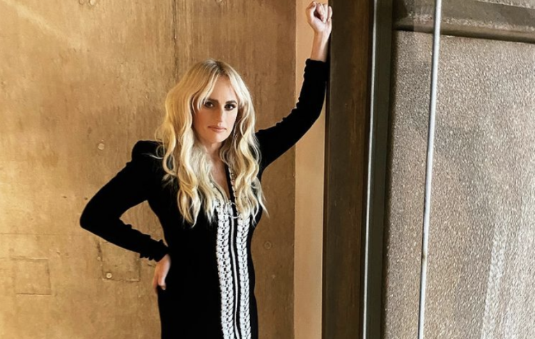 Onherkenbare Rebel Wilson bewijst dat je door te wandelen kunt afvallen