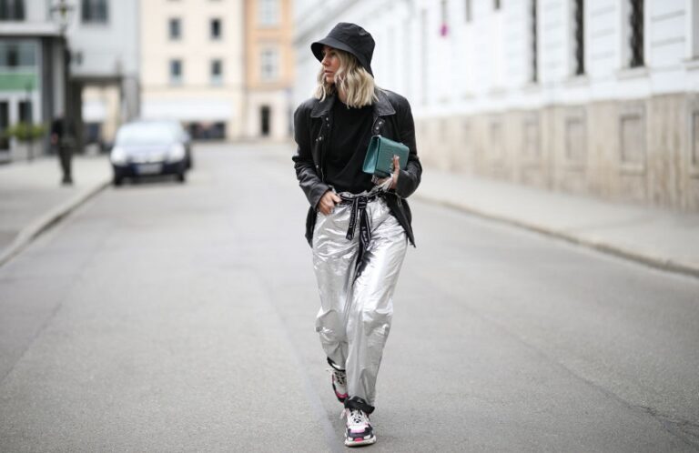 Trend: De zilveren metallic broek en zo draag je &lsquo;m