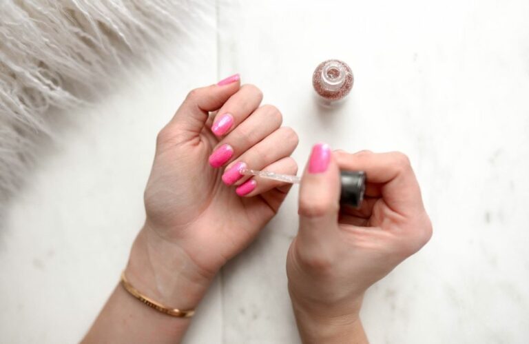 Let&rsquo;s go fluo: neon nagels zijn hot en z&oacute; ziet deze trend eruit