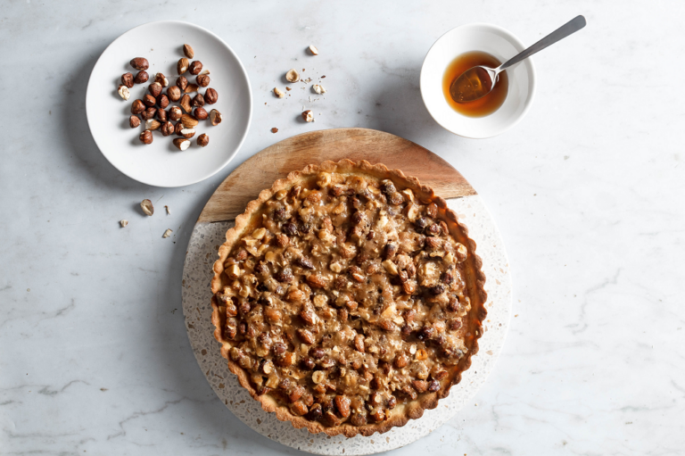 Notentaart en notenkoek maken met &eacute;&eacute;n recept: zo easy bak je beide baksels