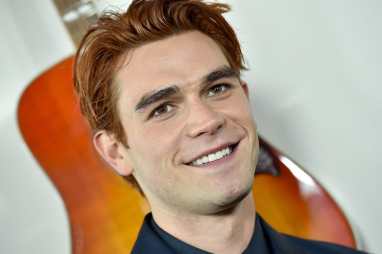 Eindelijk! Ook KJ Apa zit op TikTok en het is hilarisch