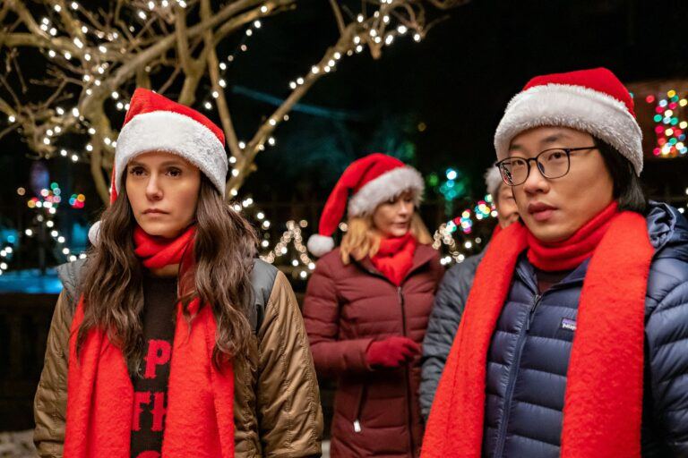 Twee mensen met een kerstmuts op kijken geirriteerd.