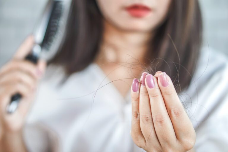 Haaruitval door stress: dit is het en zo kom je er vanaf