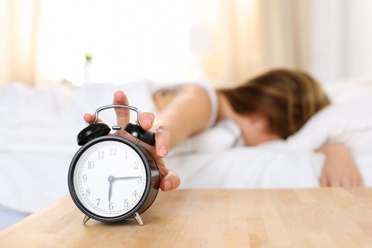 Dit is waarom snoozen je hele dag verpest (en je er absoluut mee moet stoppen)