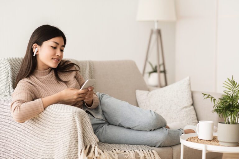 6 leuke podcasts die de moeite waard zijn om te luisteren