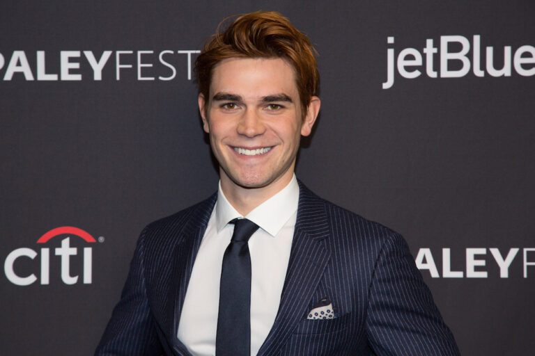 KJ Apa stuurt naaktvideo naar Ellen DeGeneres