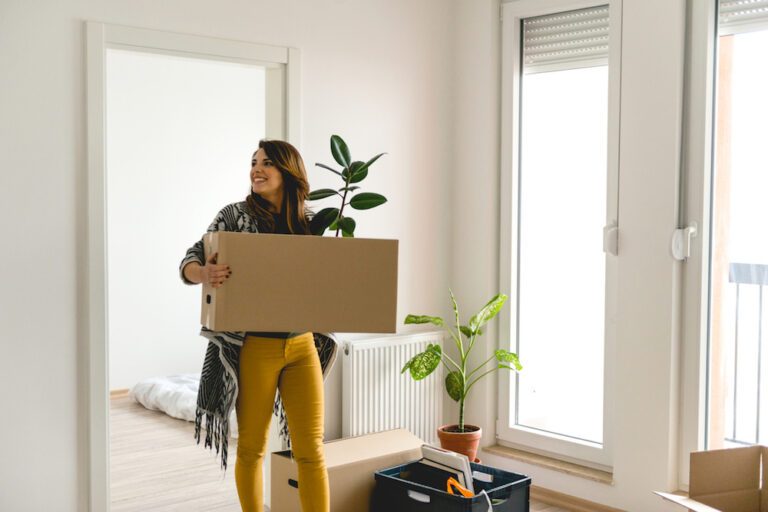 Ga je binnenkort uit huis? Dan moet je aan deze dingen denken