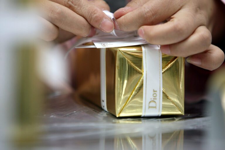 Dit luxe merk legt productie stil om desinfecterende handgel te produceren