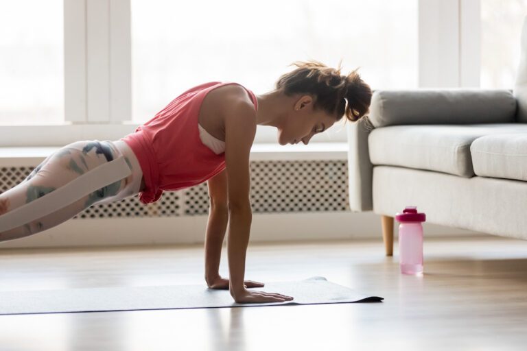 Sportoefeningen om thuis te doen (zodat jij ook nu in shape kunt blijven)