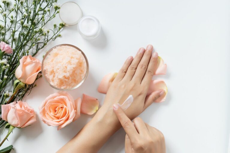 Met deze DIY-handbalm krijg je weer babyzachte handen