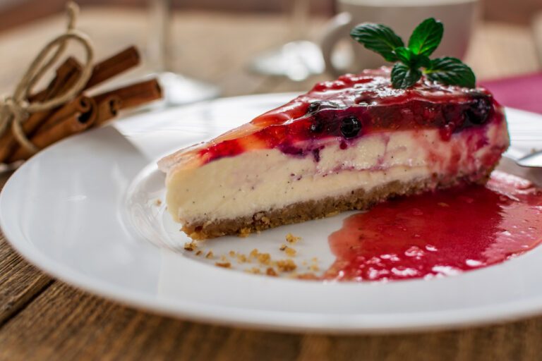 YUM: Zo maak je cheesecake met Tony Chocolonely framboos-knettersuiker
