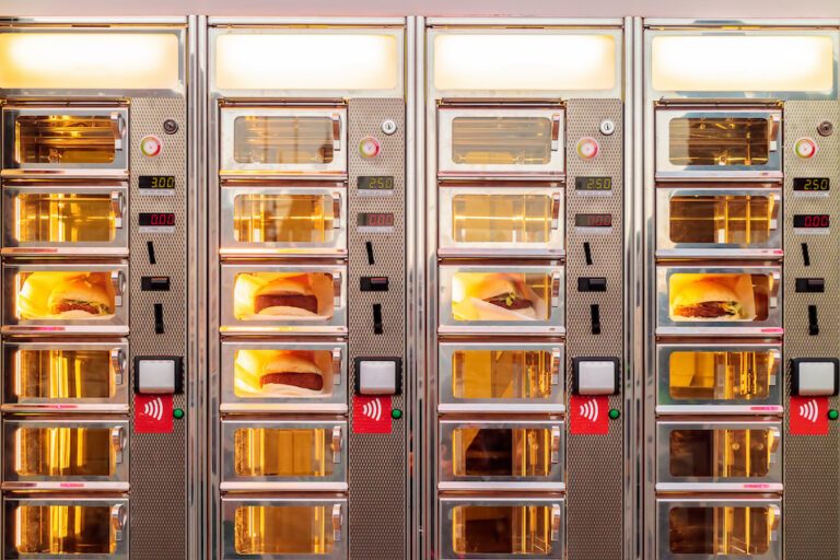 Frikandel lovers opgelet: er bestaan nu mini frikandelbroodjes