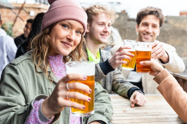 6x herkenbare momenten als je als vrouw bier drinkt