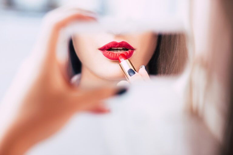 Time to shine: dit zijn de 7 winter holiday make-up trends