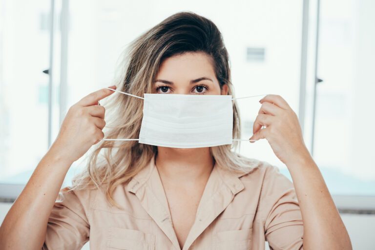 Dit doe je tegen &lsquo;mascne&rsquo;: puisten door mondkapje