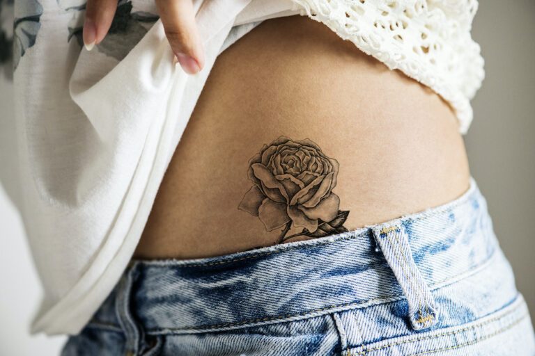 21x inspiratie: de mooiste (grote en subtiele) tattoos voor op je heup