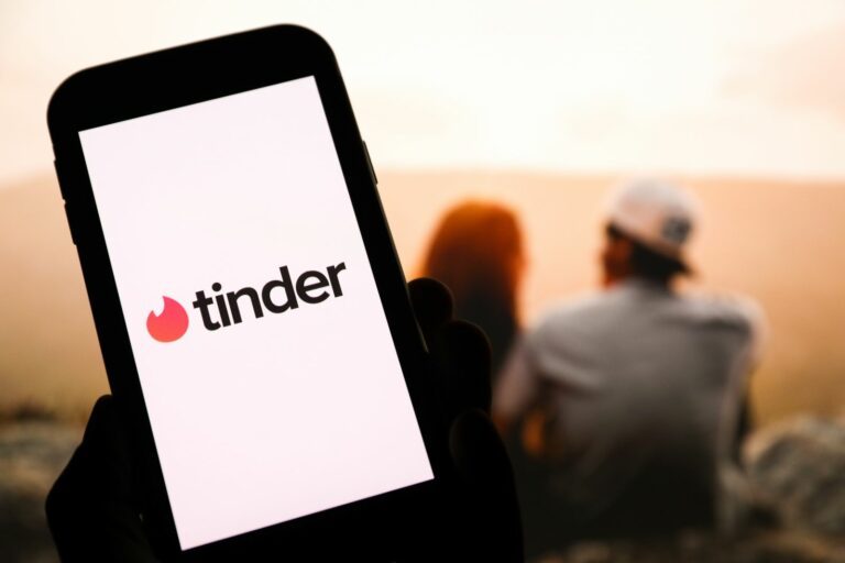 Tinder gaat onderzoeken of jouw match een crimineel verleden heeft