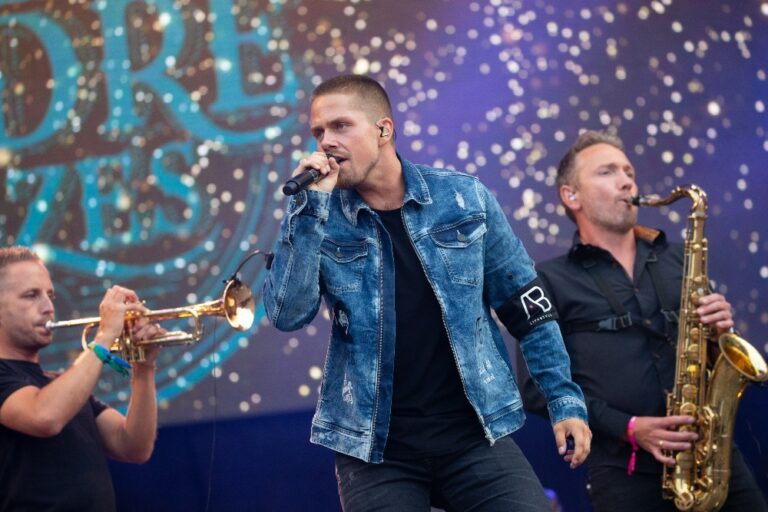 Andr&eacute; Hazes maakt nummer voor zijn zoontje en verontschuldigt zich naar hem toe