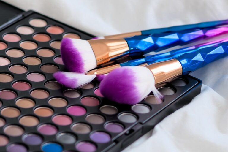 Tijd voor een nieuwe make-up stash: felle kleurtjes voor de lente