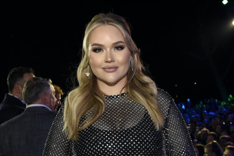 VIDEO: Nikkie Tutorials maakt make-up creatie op masker van 400 dollar