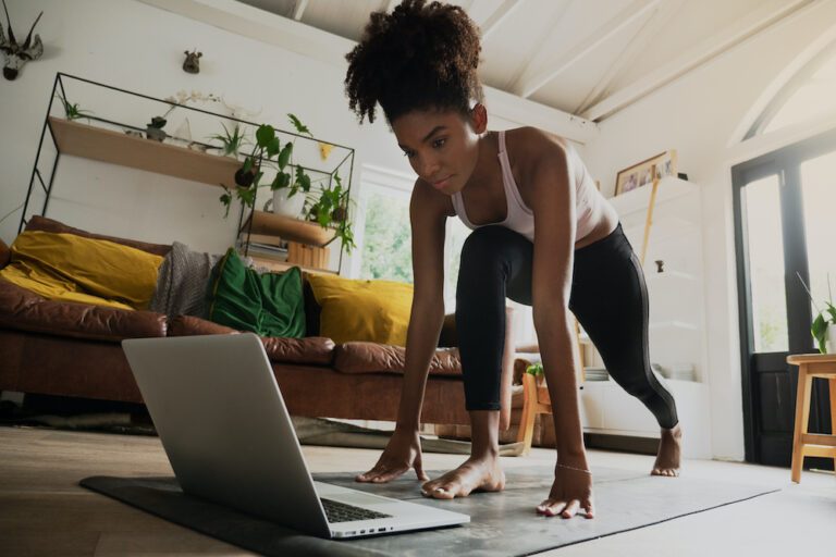 Vanuit huis sporten: met deze apps doe je dat
