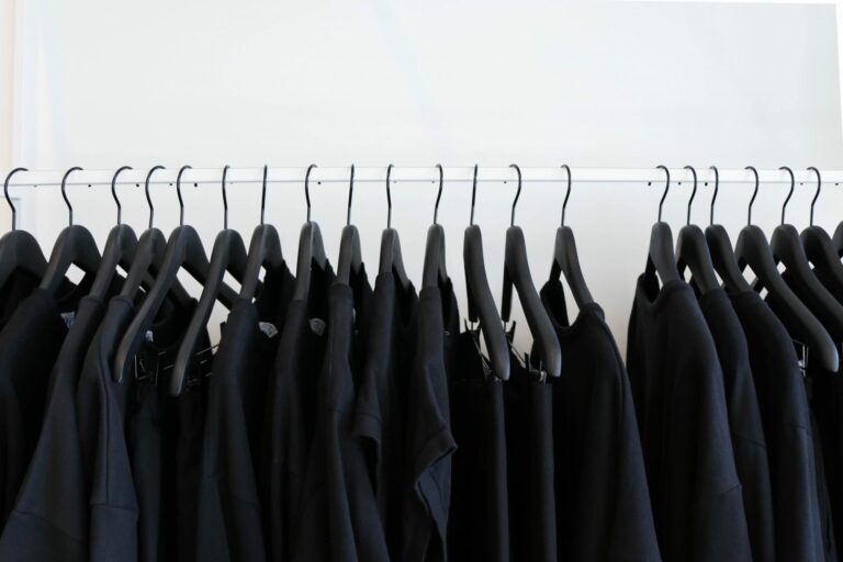 Deze zwarte basics maken jouw lente outfit af