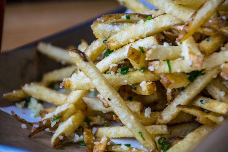 Zo maak je truffelfriet met Parmezaanse kaas