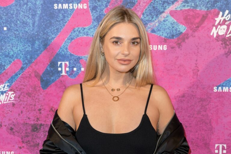 FOTO: Gaby Blaaser zoenend gespot met haar super knappe nieuwe vriend