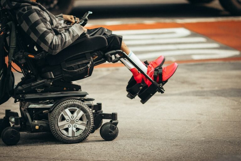 VIDEO: Endri, de jongen in de rolstoel op TikTok, wie is hij?