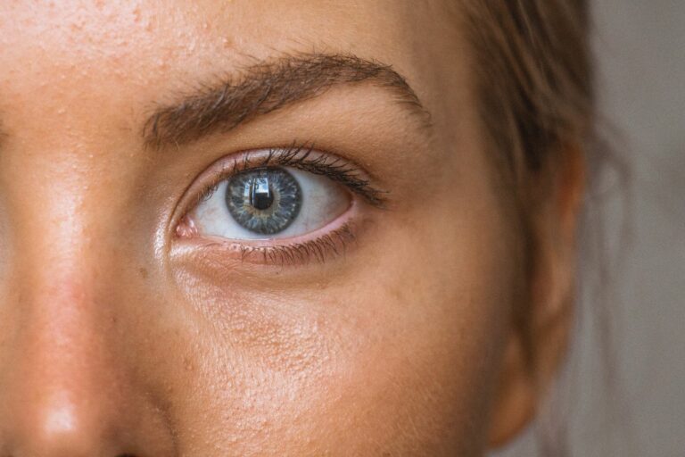 Wenkbrauw serum: hoe het jou kan helpen bij het verzorgen van je wenkies
