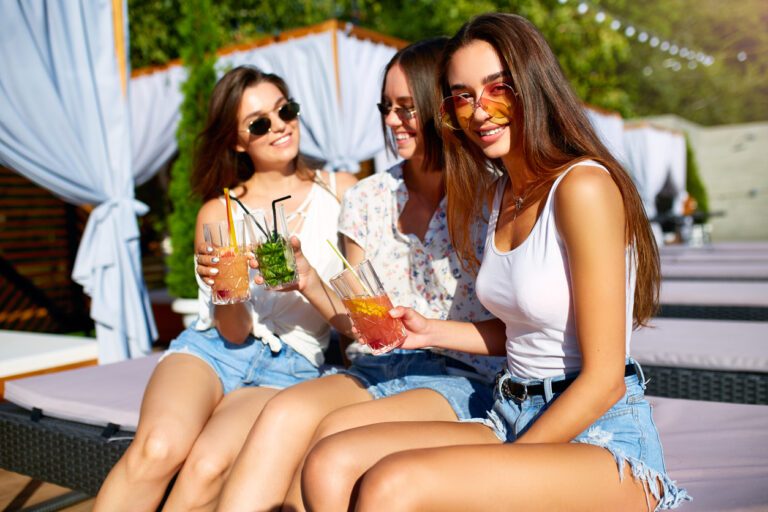 Op dit stadsstrand in Amsterdam drink je pi&ntilde;a colada&rsquo;s en dans je op salsamuziek