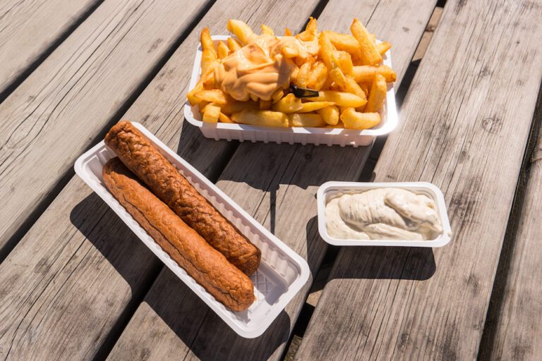Vergeet high tea, dit weekend ga je aan de high frikandel met vriendinnen