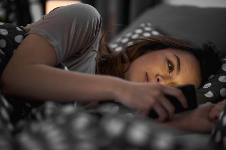 Dit gebeurt er met je hersenen wanneer je gelijk op je telefoon kijkt als je wakker wordt