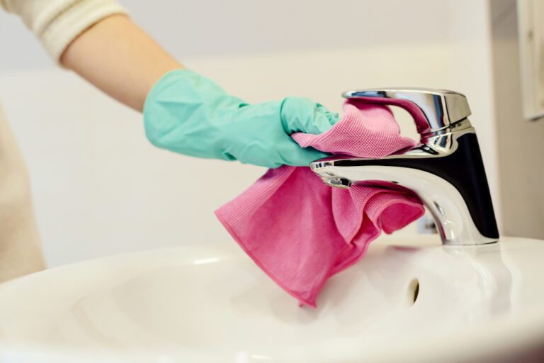 Zo maak jij je badkamer binnen 10 minuten schoon