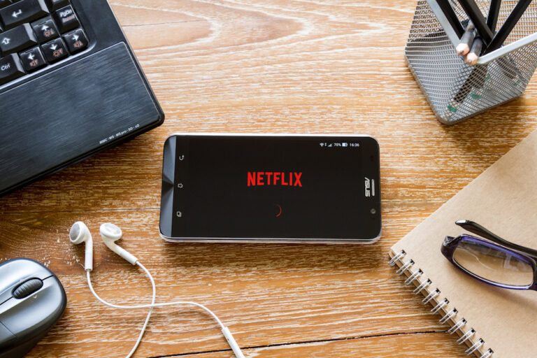 Van fleeche dekentje tot binge-marathon: je avond is niet compleet zonder Netflix