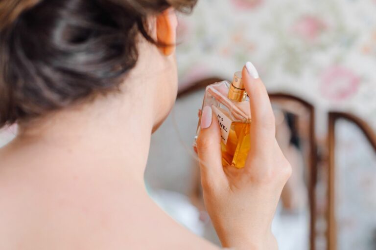 Niet meer de hele dag blijven sprayen: hierdoor blijft je parfum langer hangen
