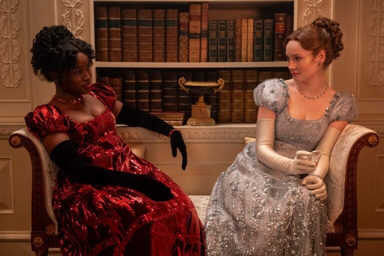 Michaela en Francesca op de bank in de serie Bridgerton.
