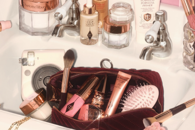 Charlotte Tilbury beautyproducten in en op wasbak.