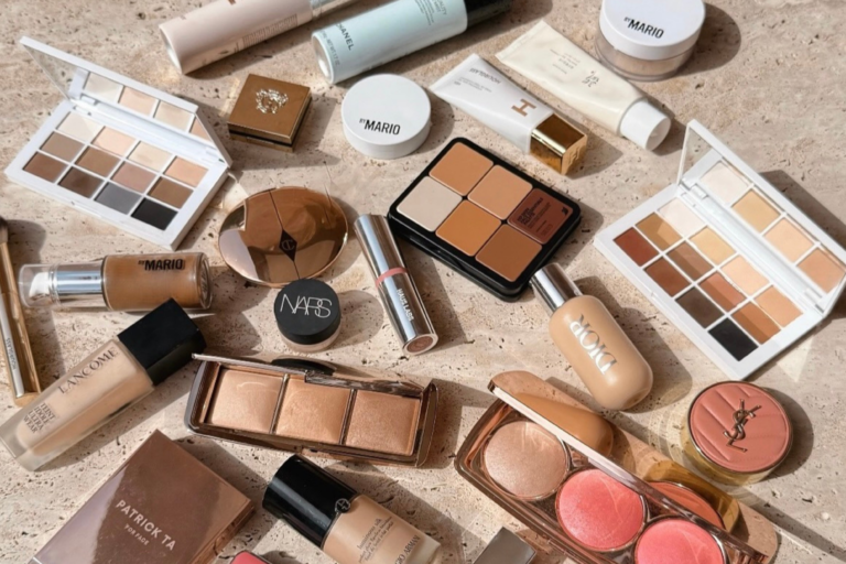 make-up producten op tafel