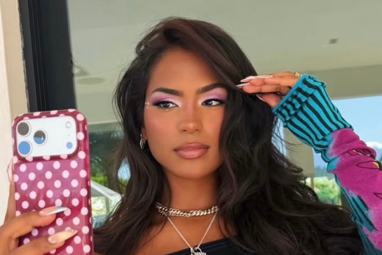 Monet McMichael met telefoon