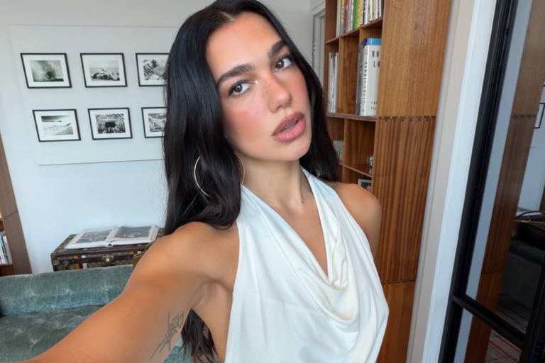 Dua Lipa selfie